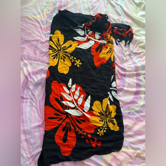Beautiful Hibiscus Flower Sarong multi-way multi use - Picture 5 of 5